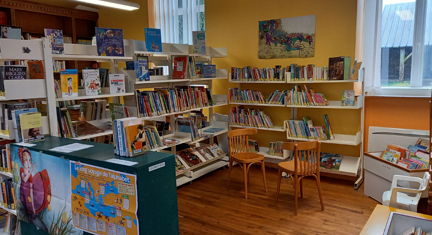 Bibliothèque et coin des enfants